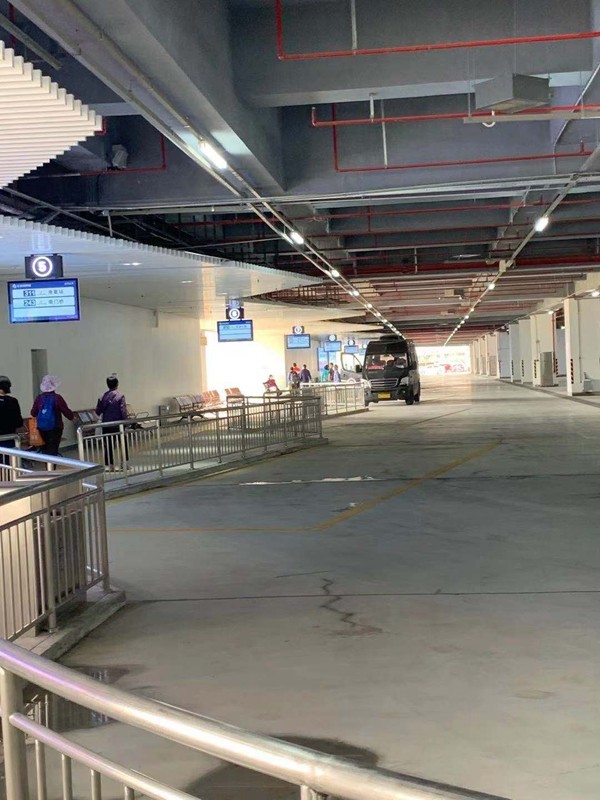 通道原色+固化，车位铁绿金刚砂地坪项目