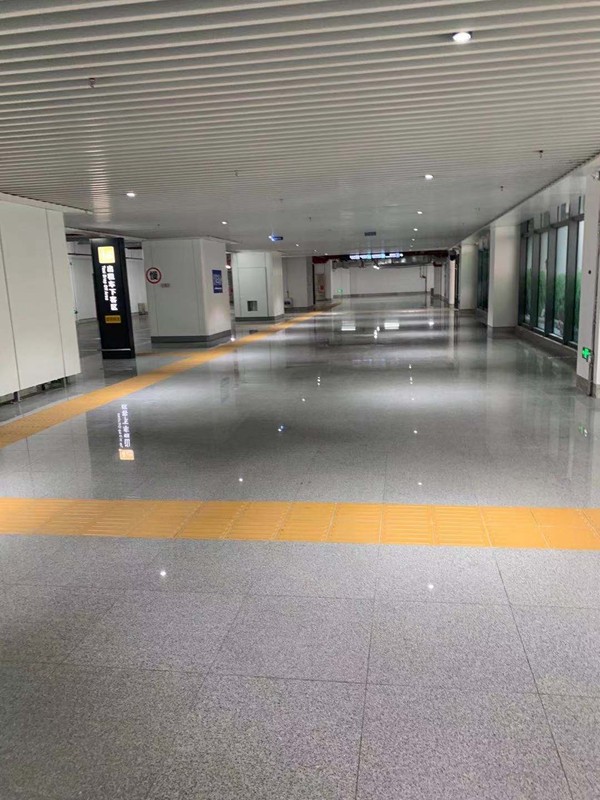 通道原色+固化，车位铁绿金刚砂地坪项目